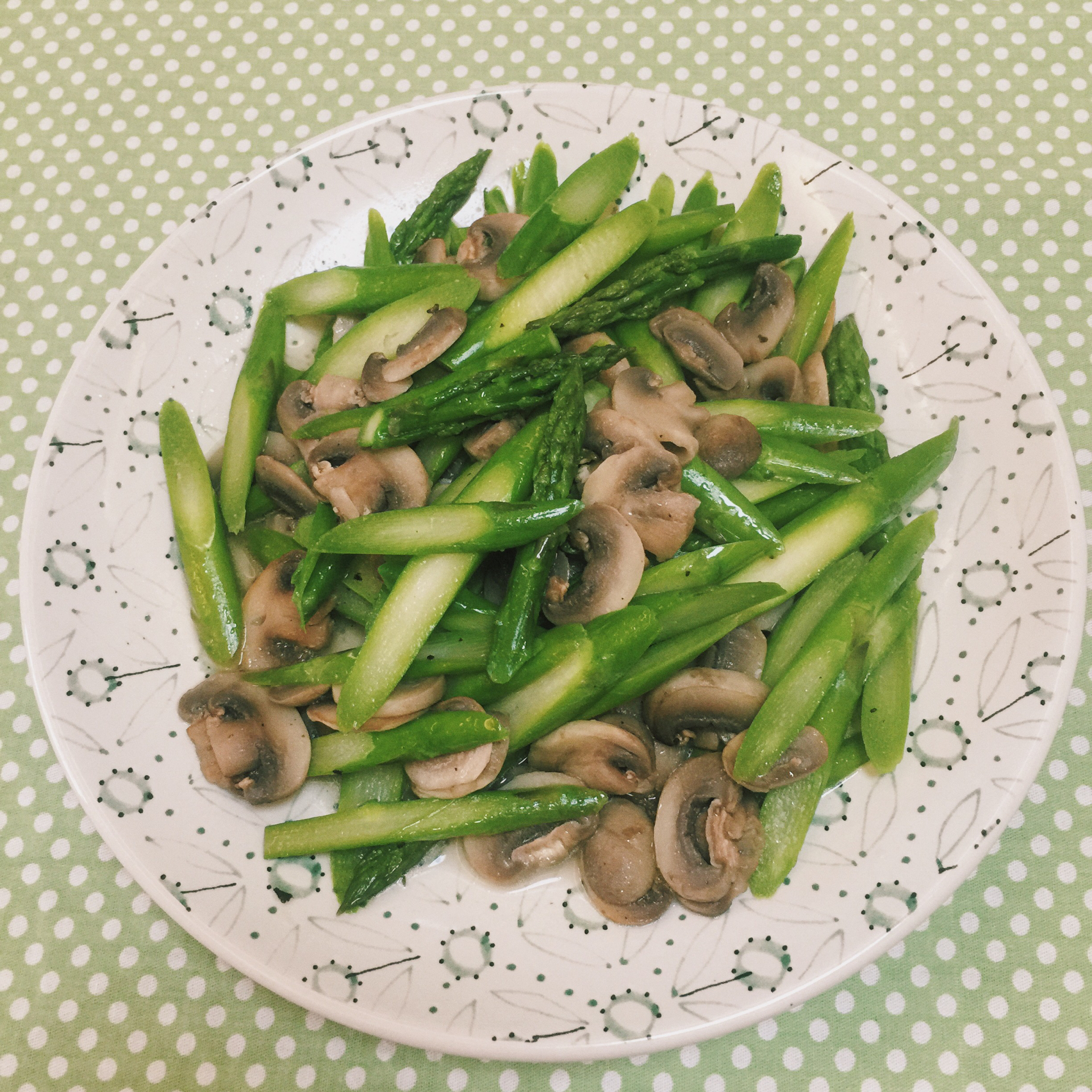 芦笋炒蘑菇