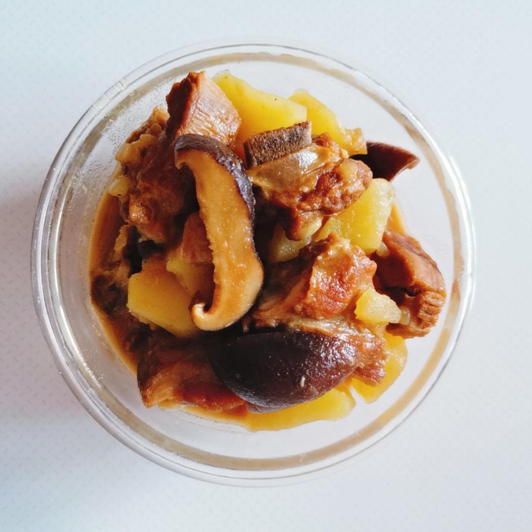 菌香土豆炖排骨，这样做味道更鲜香