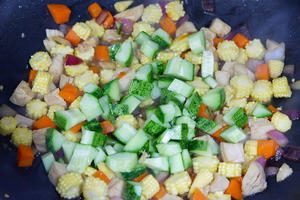 彩蔬炒鸡丁的做法 步骤10