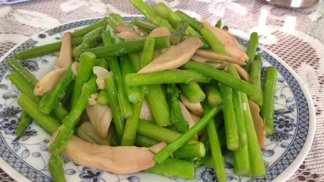芦笋炒蘑菇