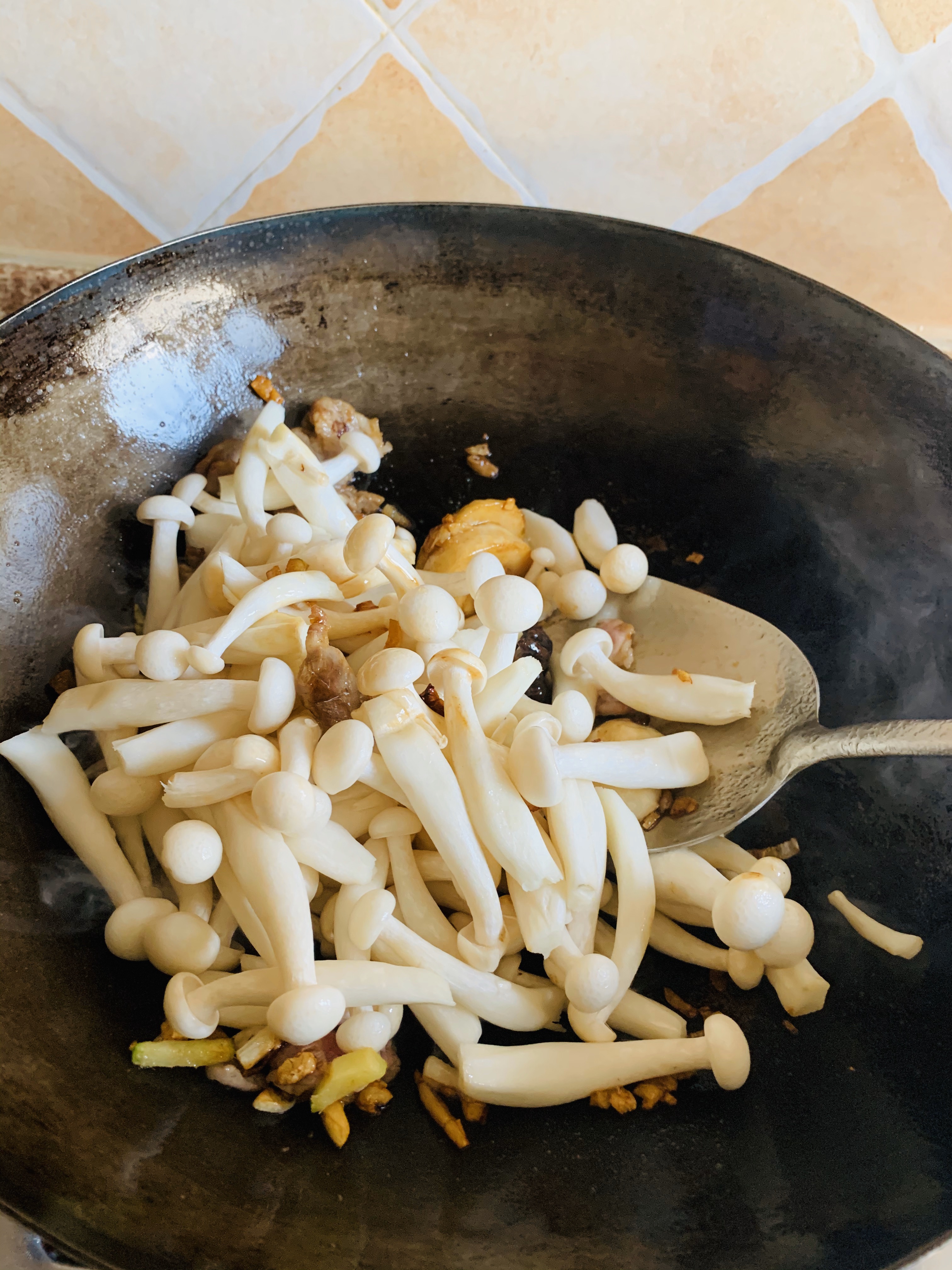 清香适口脆嫩鲜滑的小炒—黄瓜白玉菇的做法 步骤6
