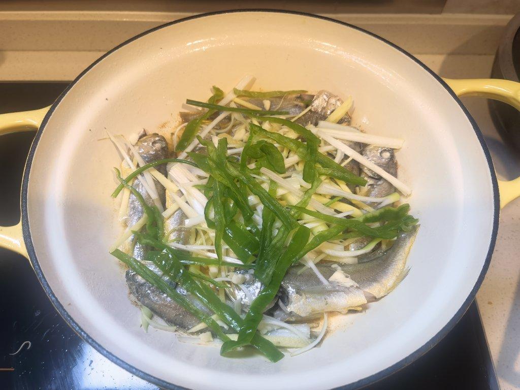鲜焗小黄鱼【6月北鼎珐琅铸铁锅食谱】
