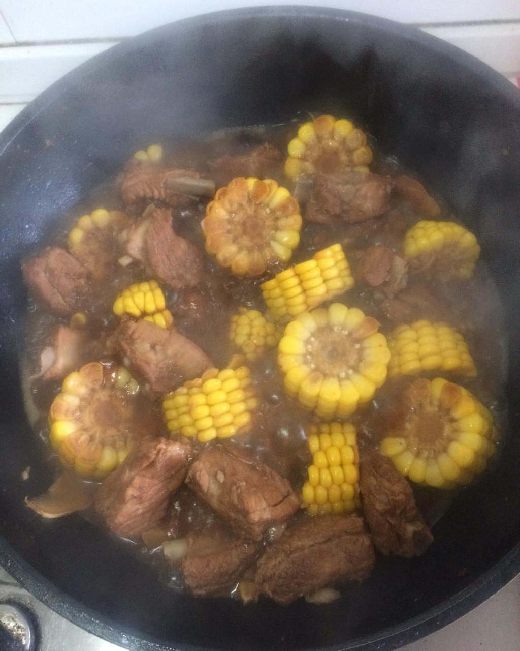 红烧排骨炖玉米