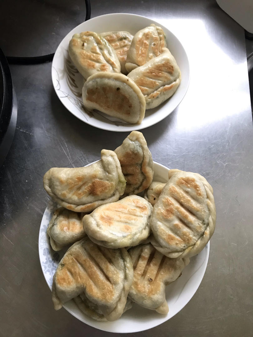 鲜香韭菜盒子（附超详细捏花边视频）