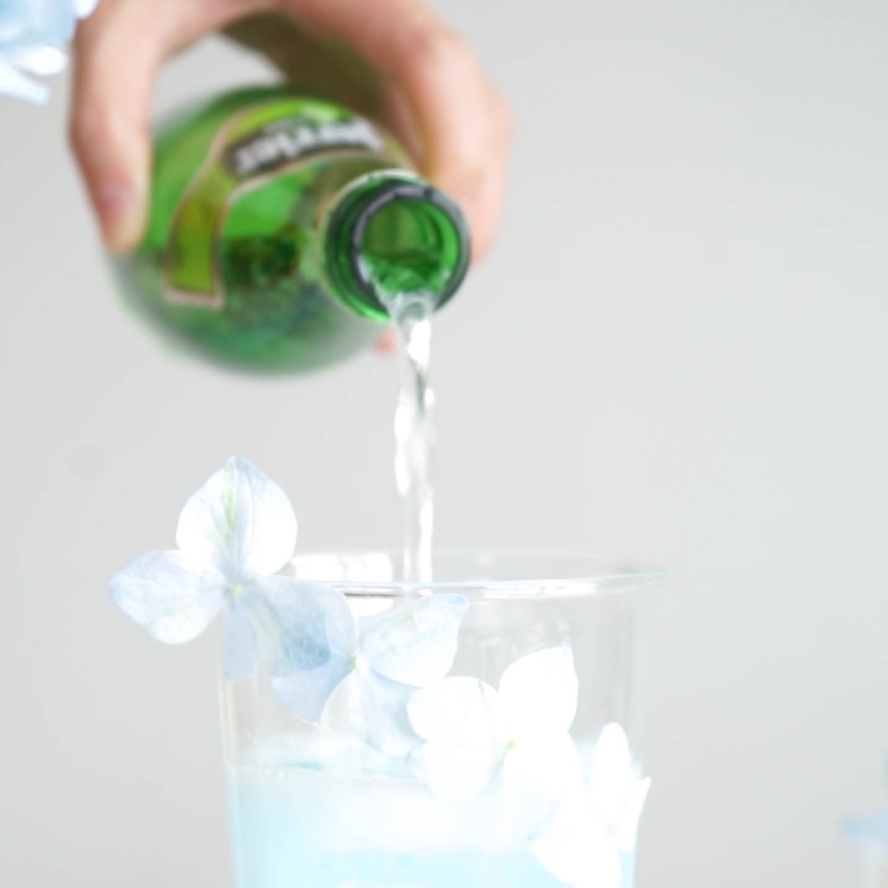 解锁夏日清凉饮品 梦幻蓝色荔枝气泡水的做法 步骤4