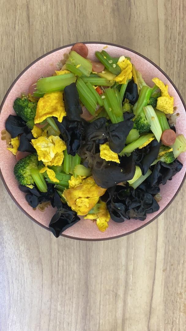 芹菜木耳炒鸡蛋