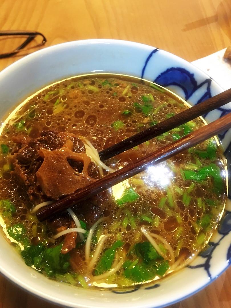 蒜酱水晶猪肘子，满满的胶原蛋白哦！