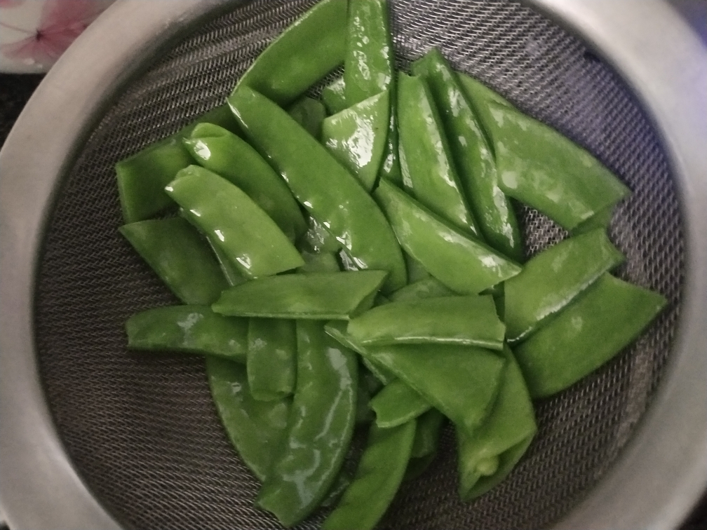 木瓜百合炒荷兰豆的做法 步骤2