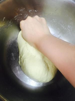 手工和面快速揉出手套膜（面包）——不摔打，不醒面的做法 步骤6