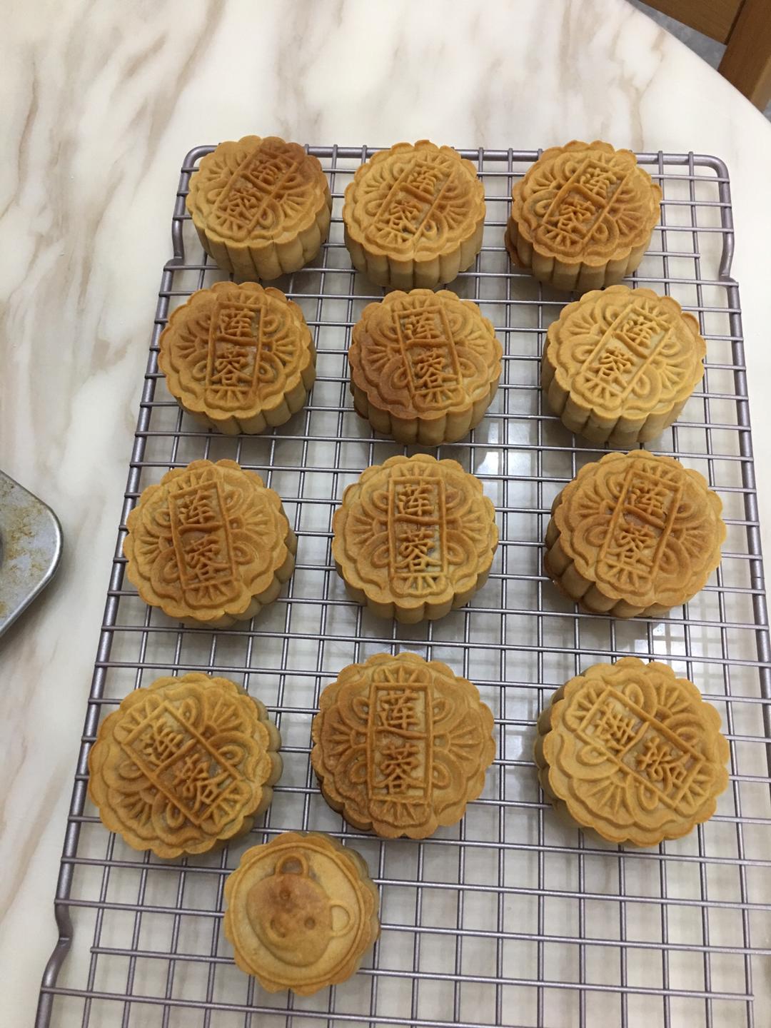 75g莲蓉蛋黄月饼的做法 步骤10