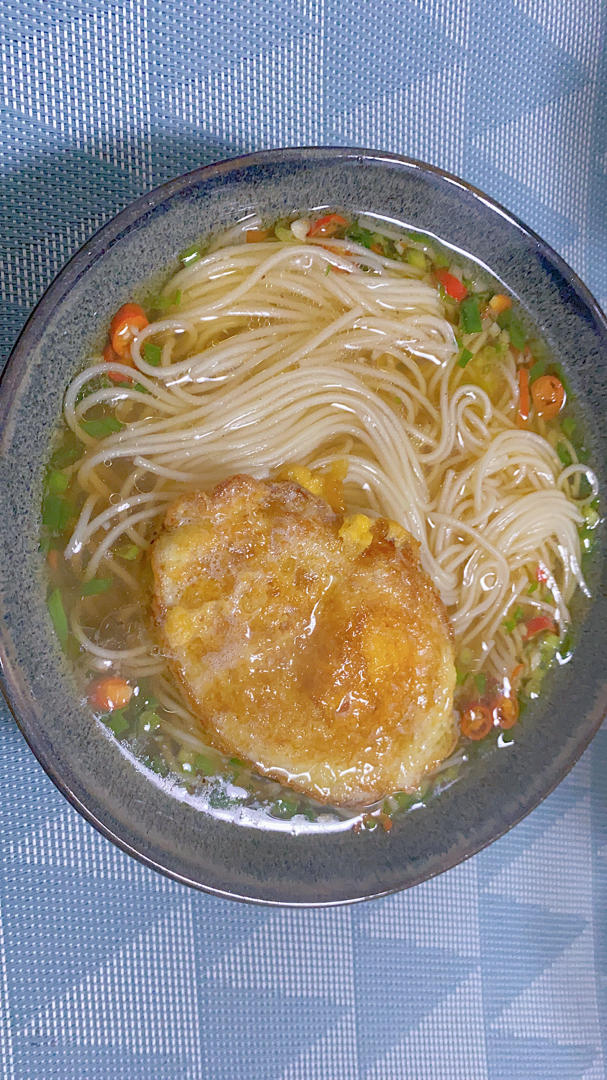一碗清汤面 🍜 —— 秋日里的治愈系