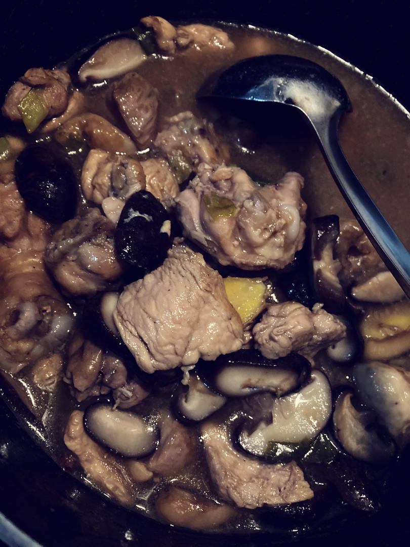 香菇炖鸡肉