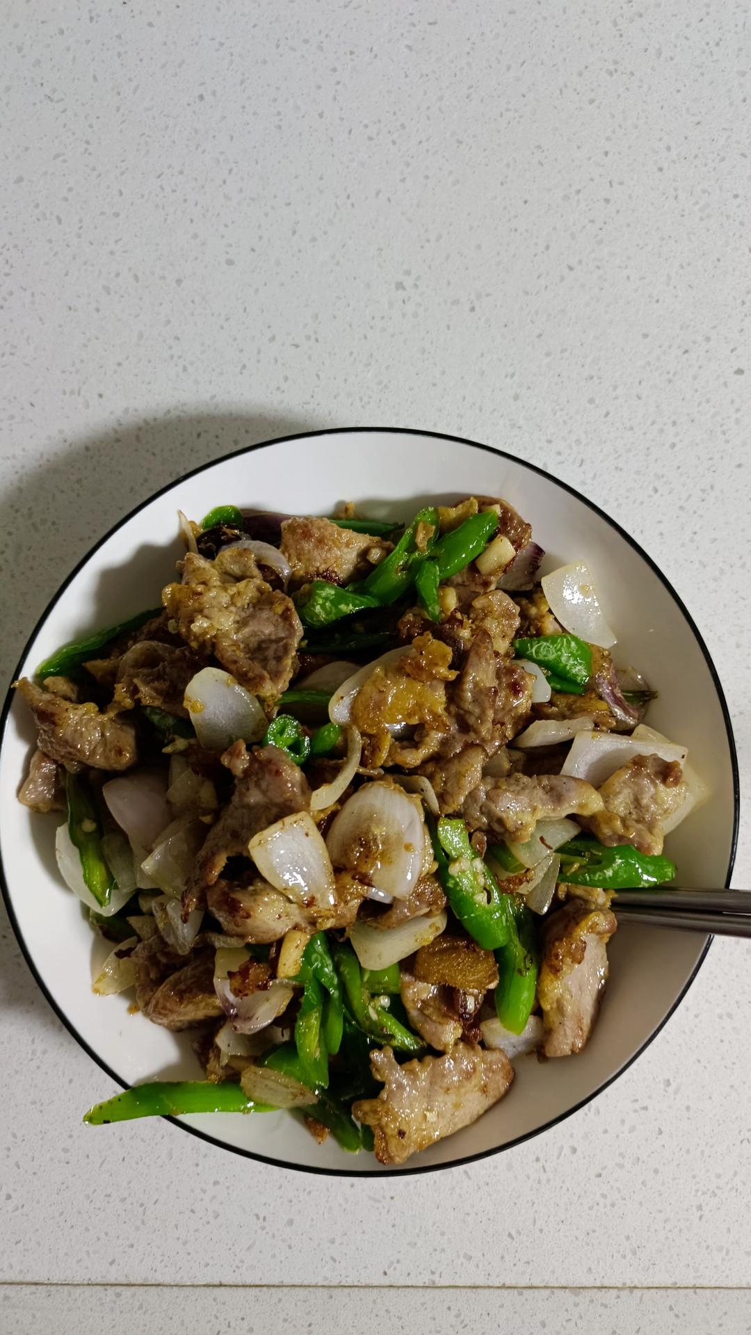 洋葱炒肉怎么做好吃？下锅顺序很重要，洋葱脆爽不出水肉片鲜嫩
