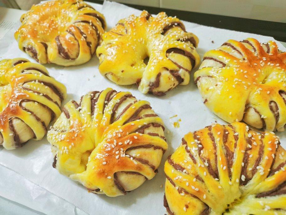 松软可口的红豆沙面包卷