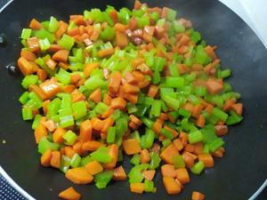 比肉好吃的芹菜胡萝卜丁(金玉满堂)的做法 步骤4
