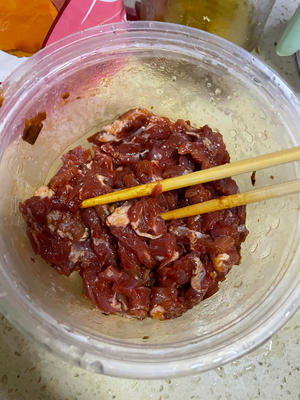青椒/芹菜 炒 （牛）肉丝的做法 步骤3