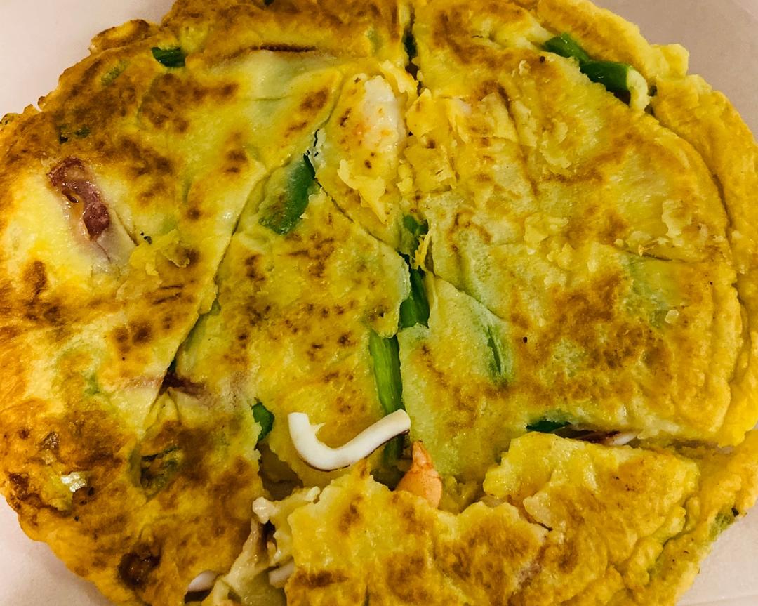 烤肉店里的韩式海鲜饼