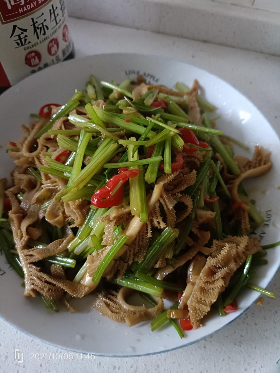卤牛百叶炒小芹菜