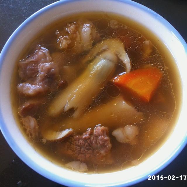 松茸枸杞胡萝卜牛腩汤的做法