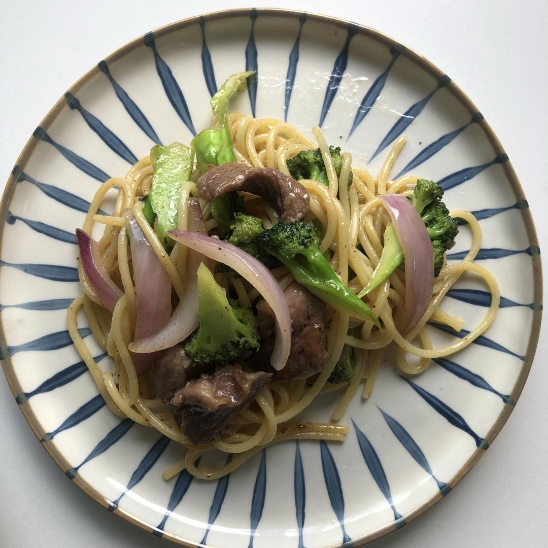 减脂期午餐——西兰花牛柳炒意大利面