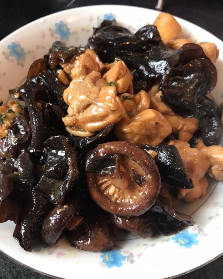 鸡肉炒木耳（或云耳都可以)（家常菜）