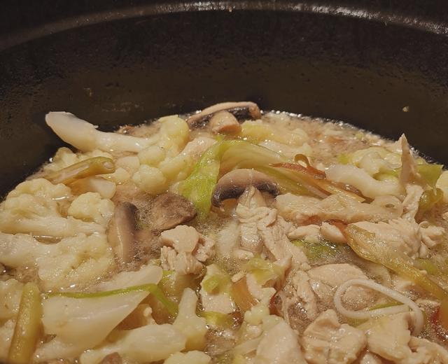 昙花花菜圆蘑菇烩鸡肉片的做法