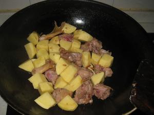 五香土豆焖鸭的做法 步骤4