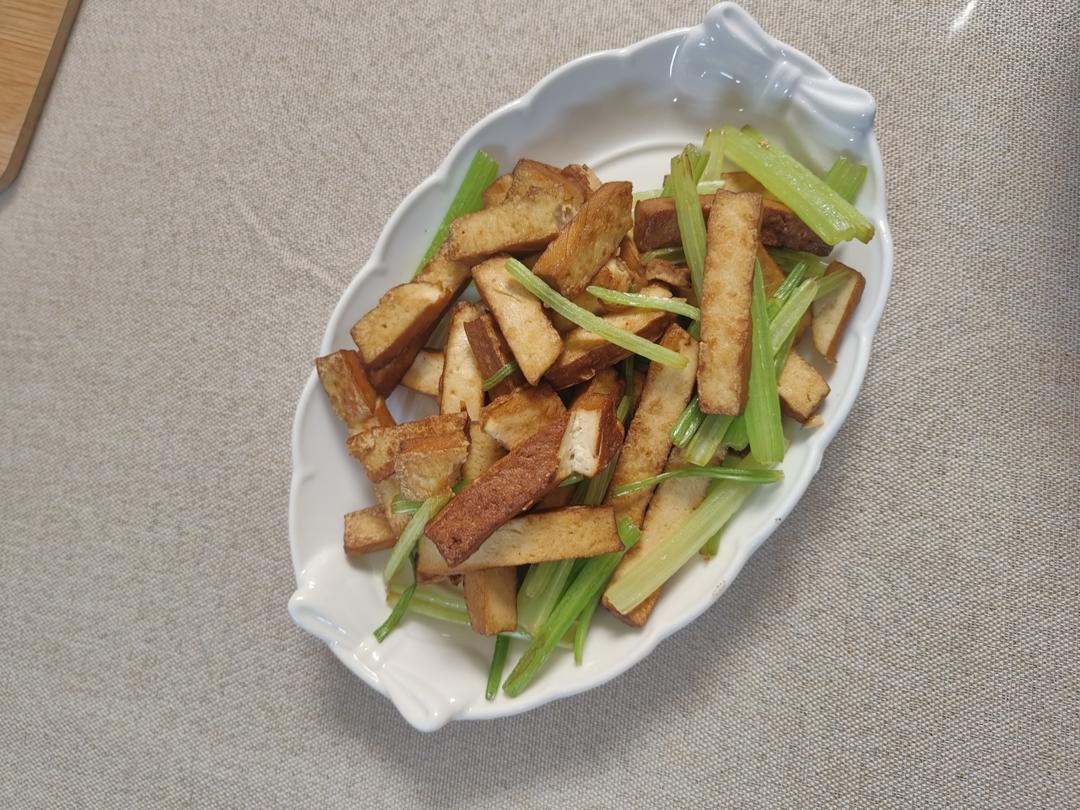 素菜：芹菜炒豆腐干