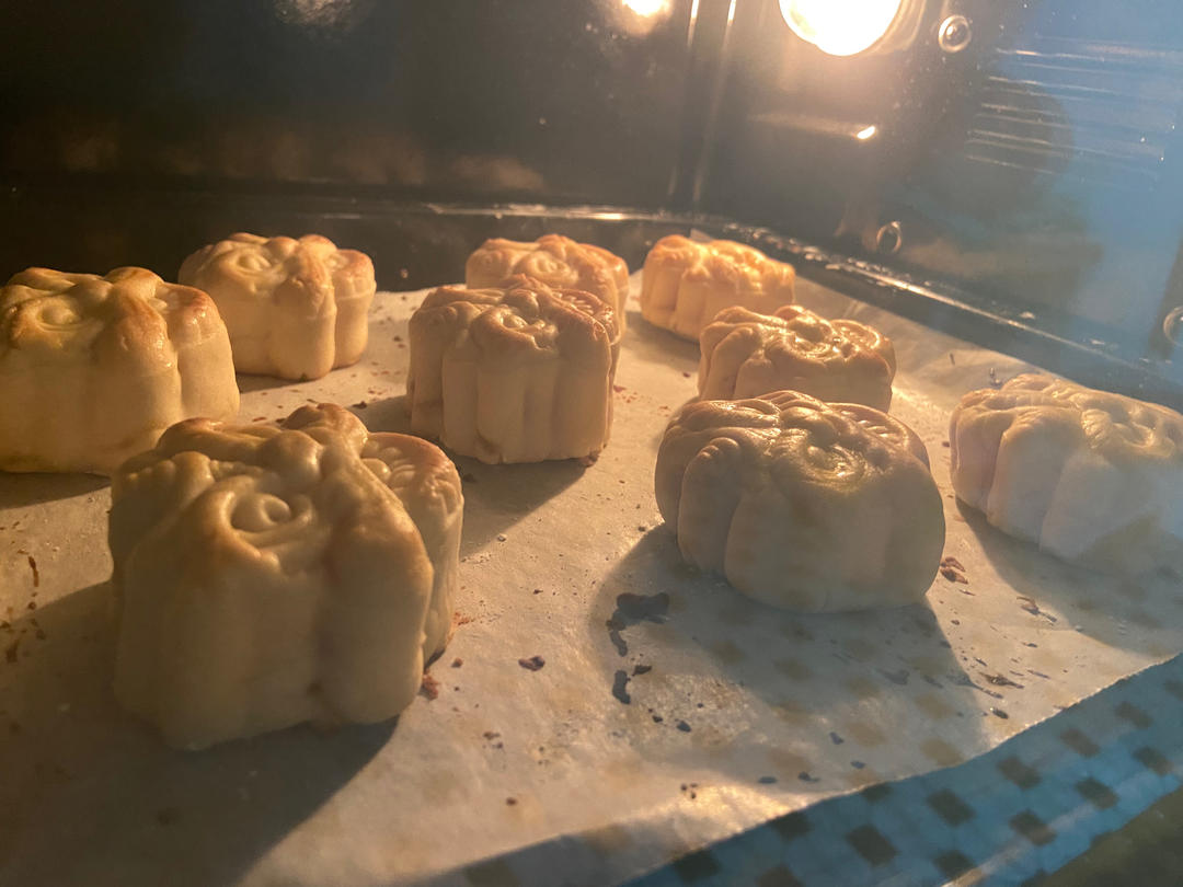 广式月饼—蛋黄莲蓉月饼