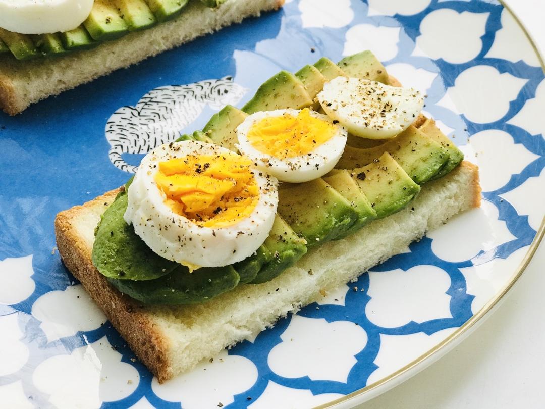 轻食系列：牛油果鸡蛋吐司