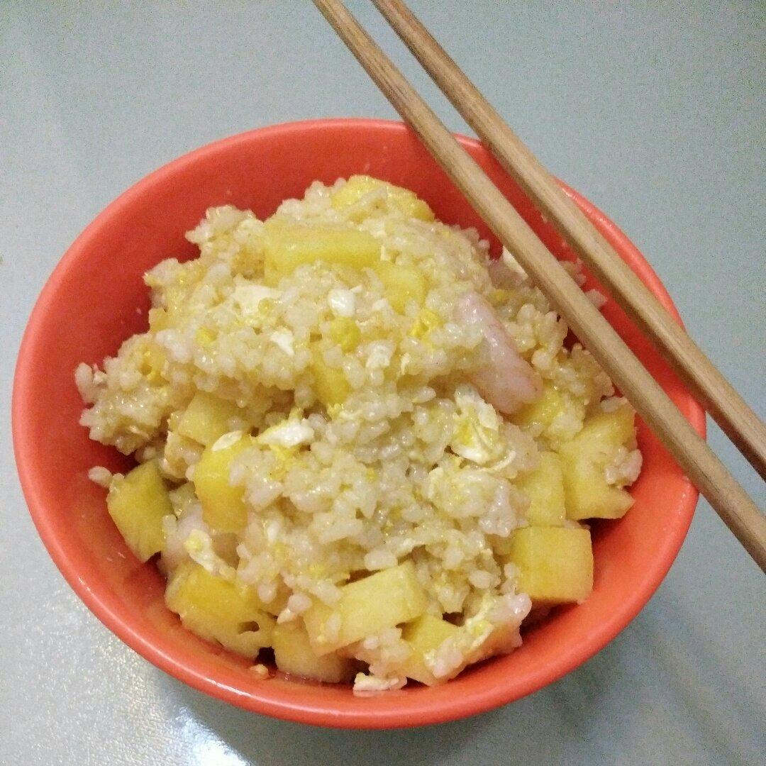 配料丰富的菠萝炒饭
