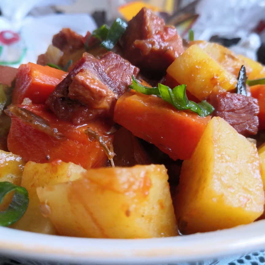 土豆炖牛肉胡萝卜洋葱西红柿青椒的做法