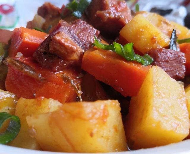 土豆炖牛肉胡萝卜洋葱西红柿青椒