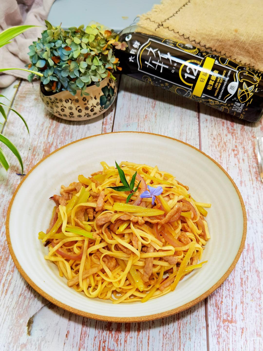 肉丝炒面的做法