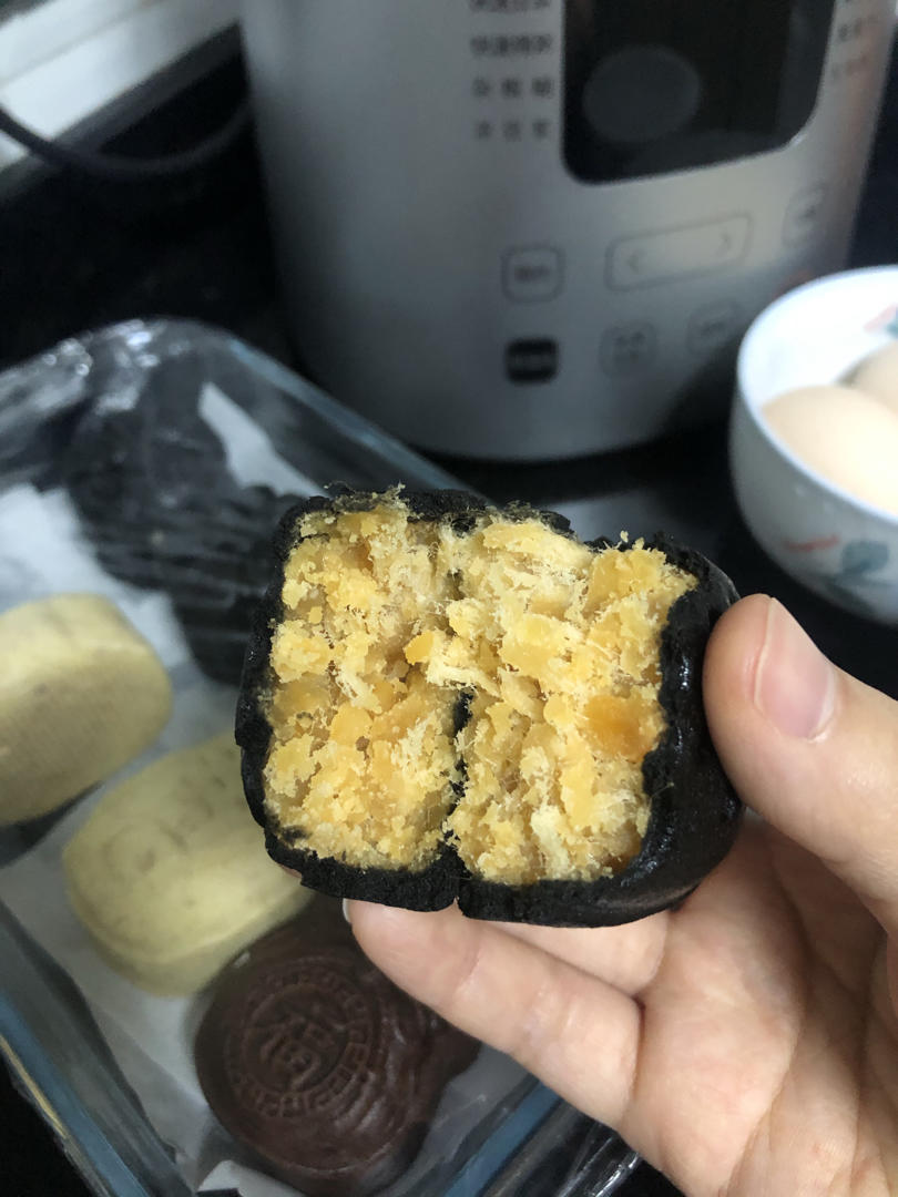 咸蛋黄肉松月饼