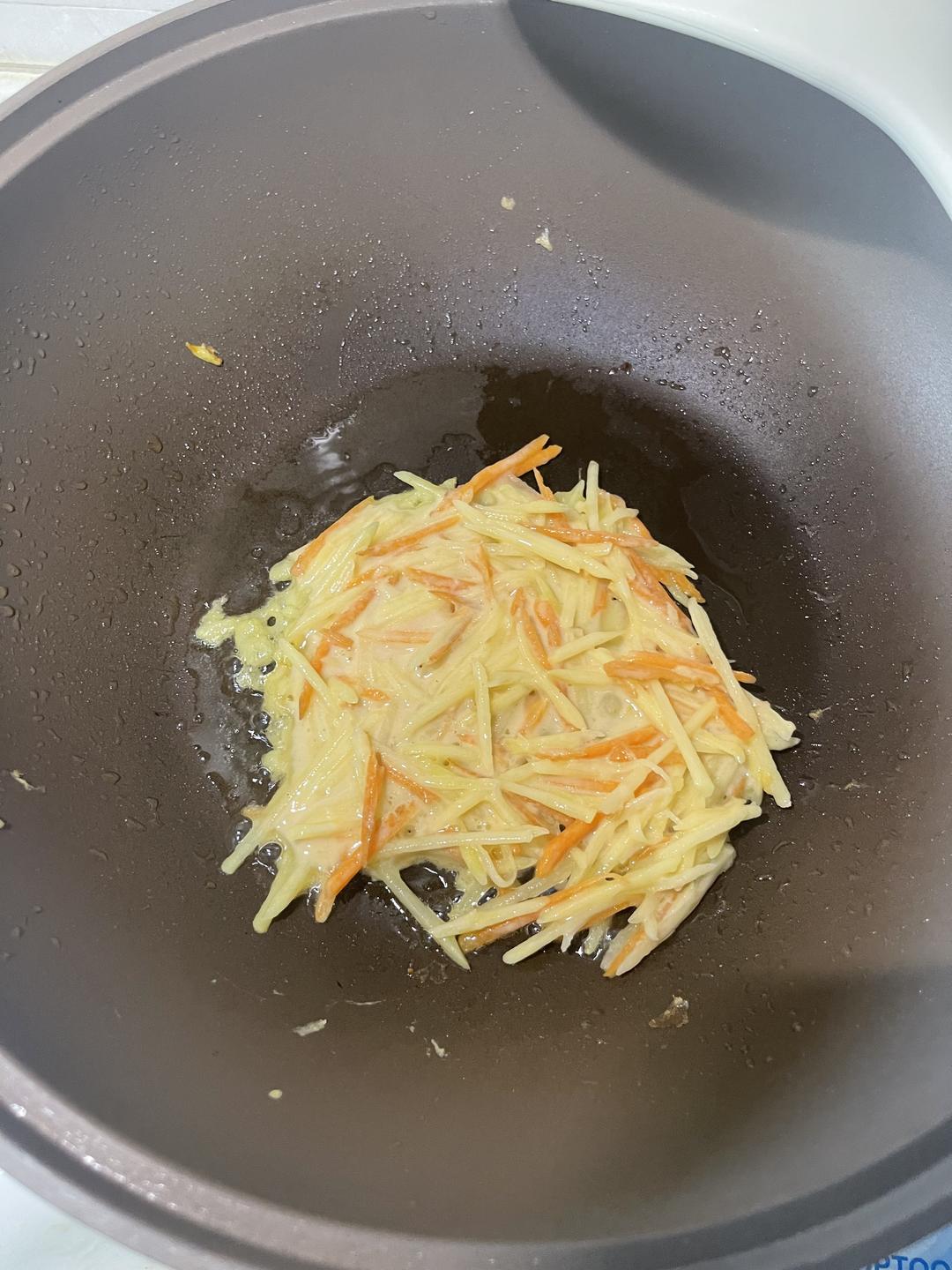 土豆絲胡蘿卜絲早餐餅的做法 步驟4