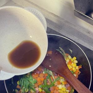 玉米粒炒胡萝卜🥳（玉米粒、胡萝卜、青椒、火腿丁）的做法 步骤5