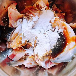 砂锅鱼头煲（家常版）不加一滴水的做法 步骤2