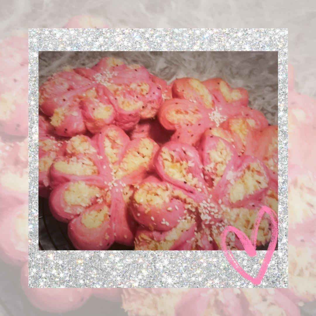 粉色四叶草椰蓉面包