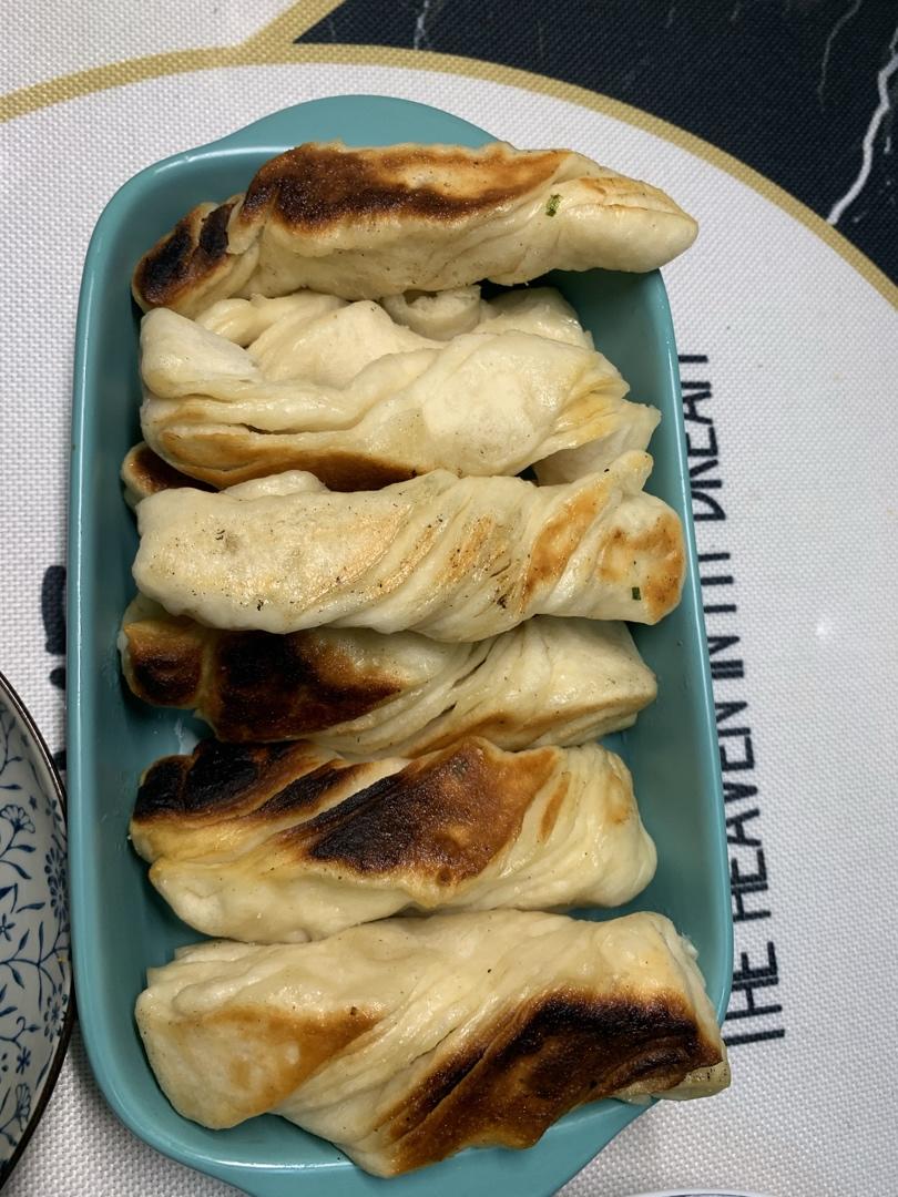 生煎葱油卷子（我觉的就是生煎包和葱油花卷的完美融合！）