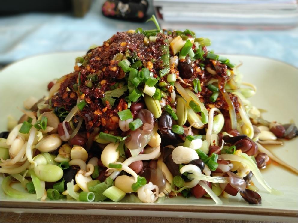 寒食节的三色豆芽拌莴笋丝