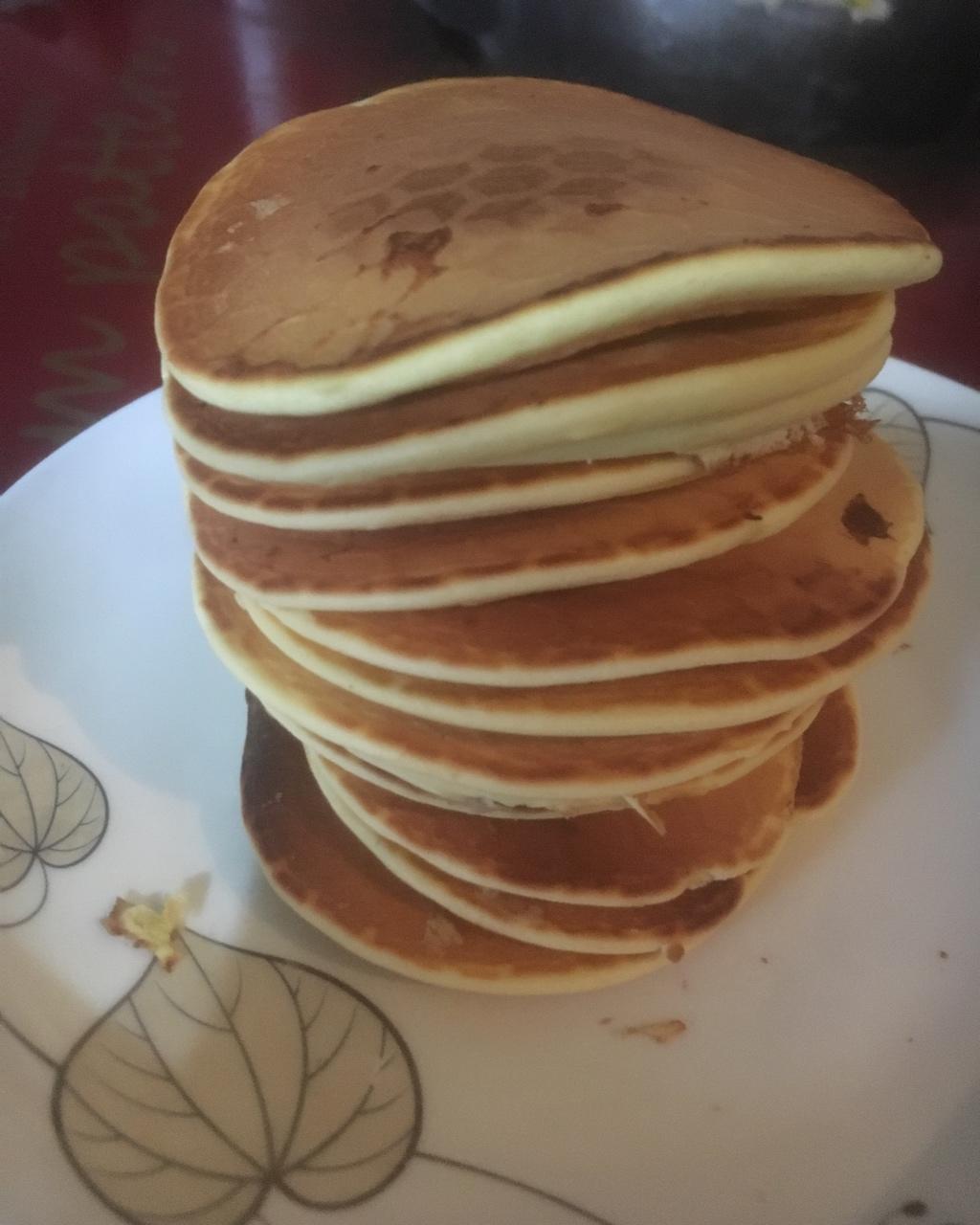 【酸奶松饼yogurt pancake】，搭上黑莓果酱和枫糖的美味。