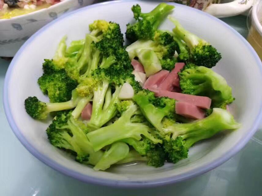 蒜香西兰花炒脆皮肠