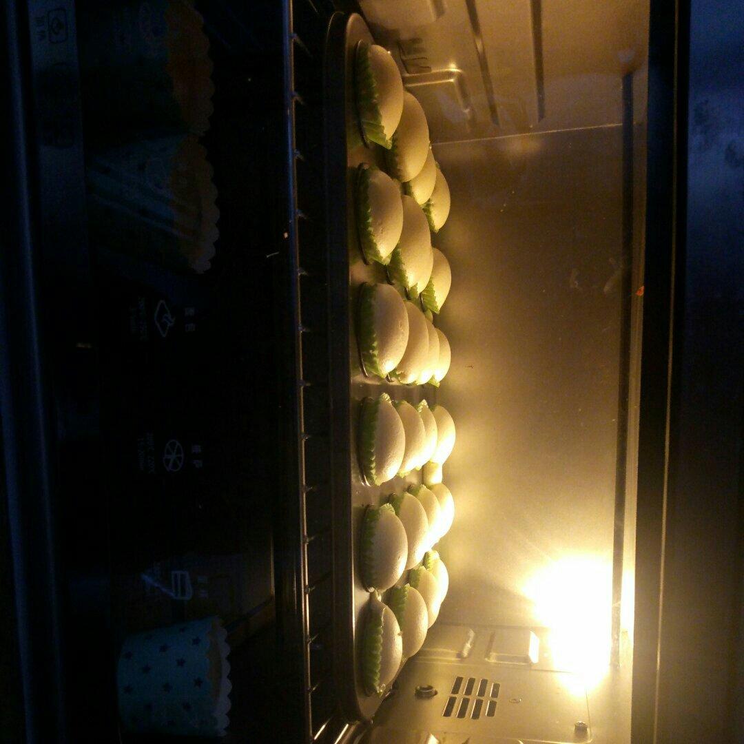 不皱不裂圆润饱满原味戚风纸杯蛋糕