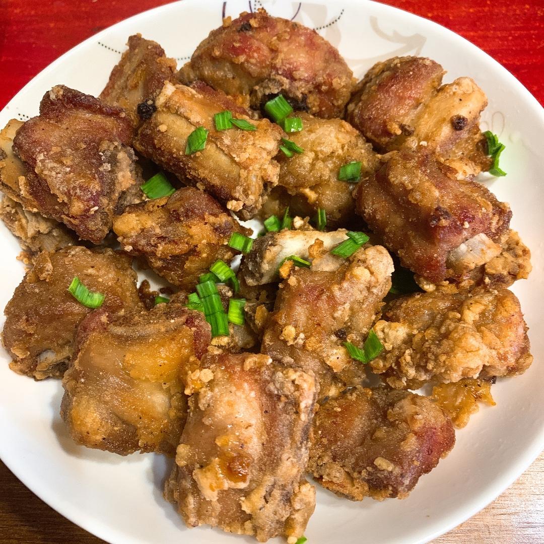 我家排骨从不红烧，加一些大蒜，出锅香喷喷，孩子吃完舔手指