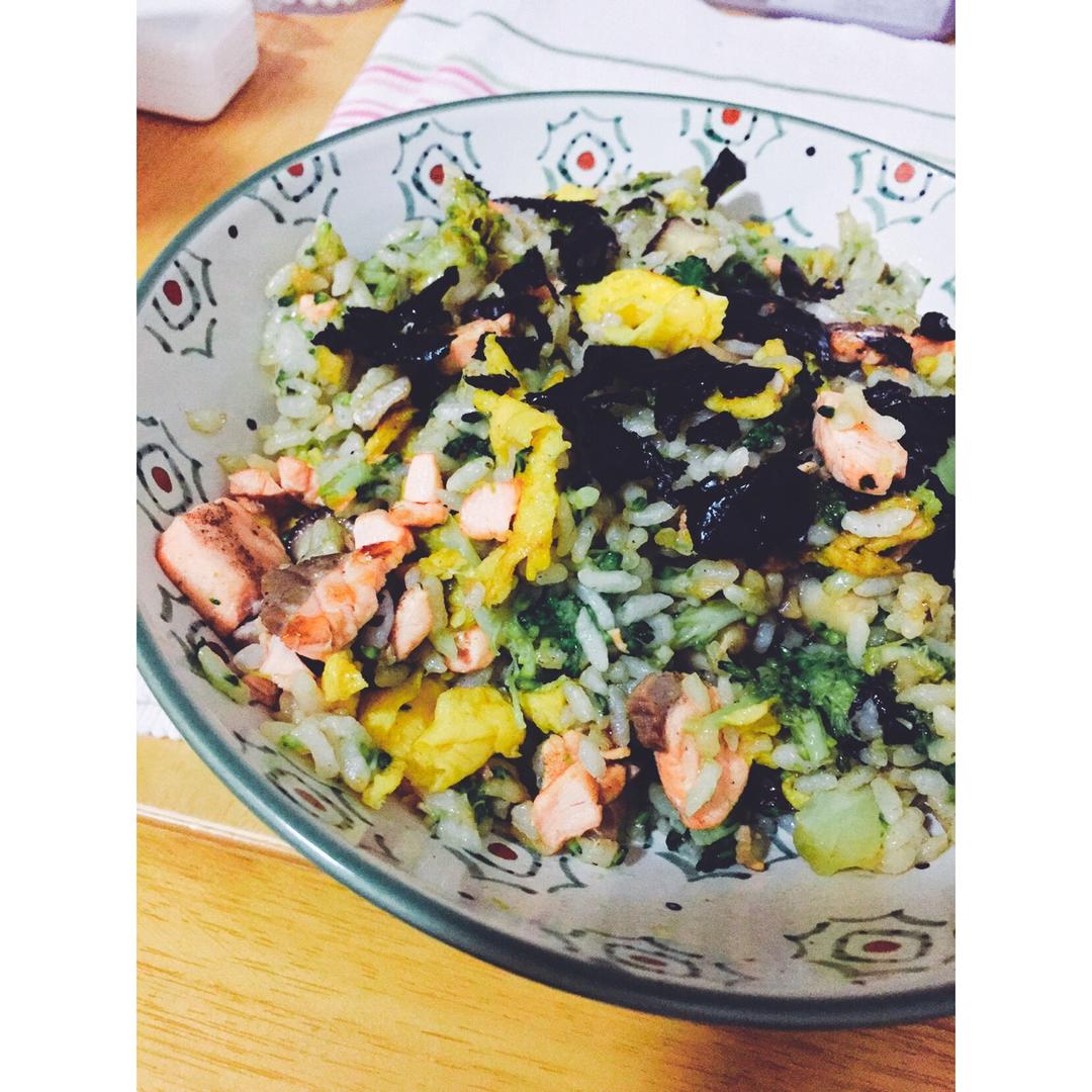 蒜香黄油三文鱼炒饭