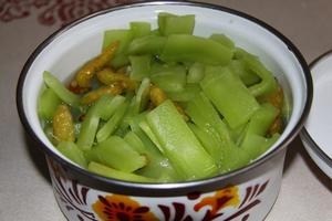 简单易做的小菜-泡椒青笋的做法 步骤2