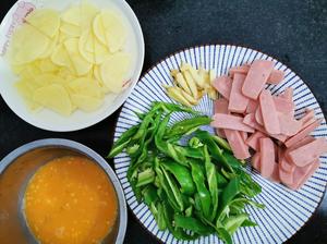 青椒土豆炒火腿鸡蛋的做法 步骤1