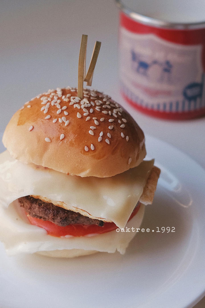 正宗的麦当劳双吉牛肉汉堡