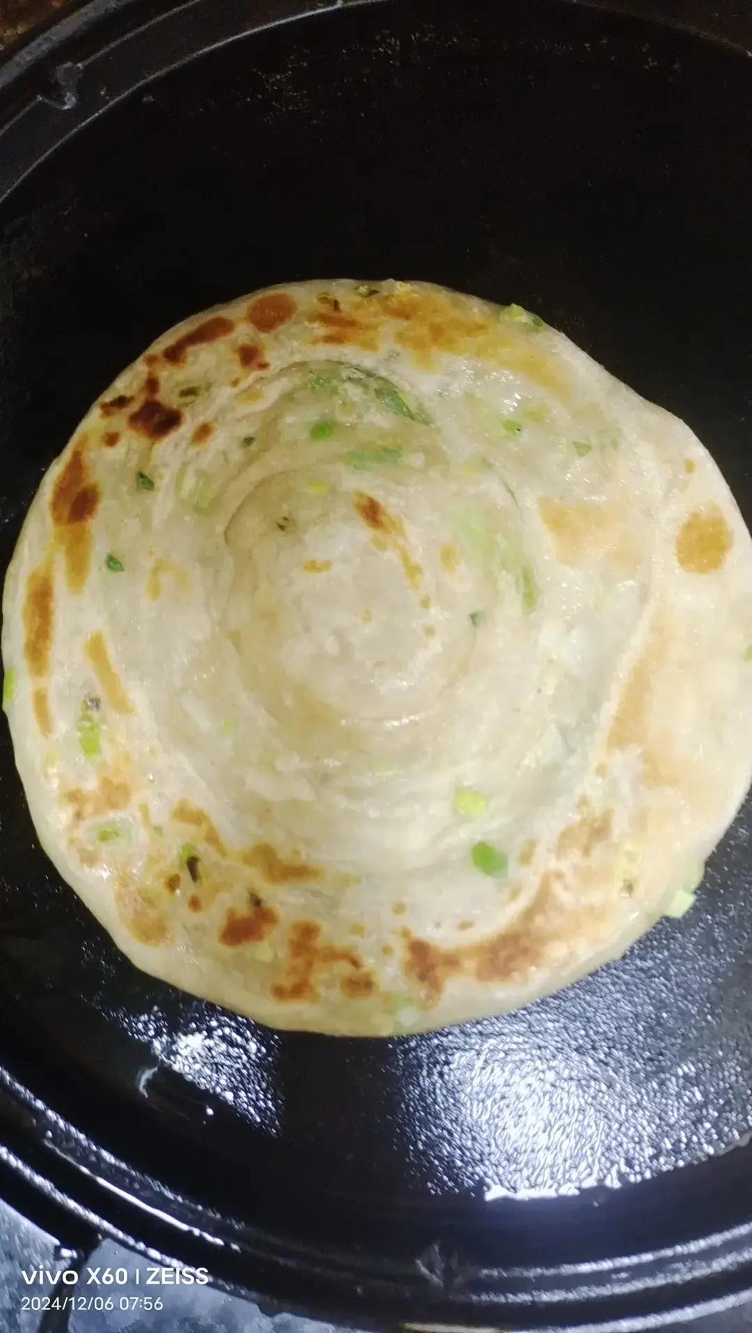 家常葱油饼 柔软多层 凉了也不硬 附细节视频详解